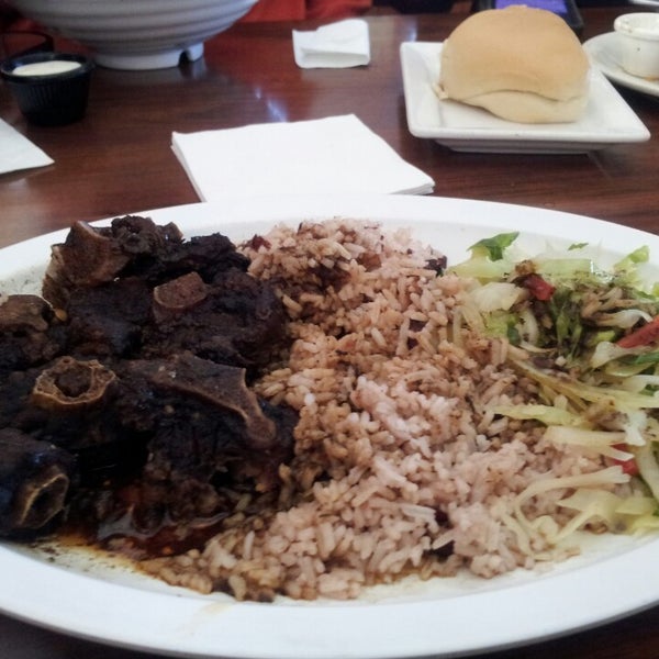 Das Foto wurde bei Jamaica Gates Caribbean Restaurant von Vera S. am 10/20/2013 aufgenommen