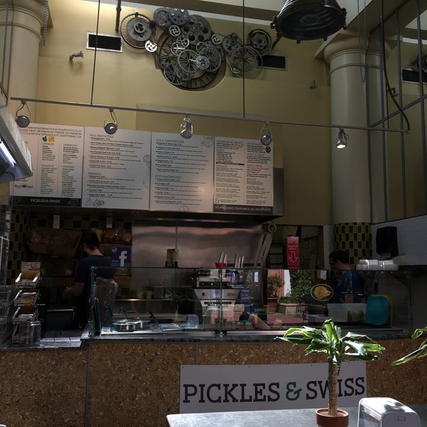 รูปภาพถ่ายที่ Pickles &amp; Swiss โดย Michelle K. เมื่อ 4/20/2017