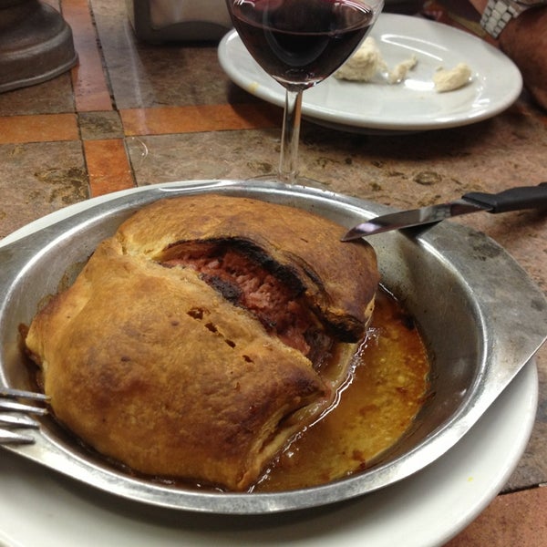 10/31/2013 tarihinde Mariana C.ziyaretçi tarafından Restaurant Bar Regis'de çekilen fotoğraf