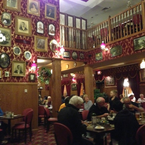 9/13/2013 tarihinde Doug S.ziyaretçi tarafından Ruby House Restaurant'de çekilen fotoğraf