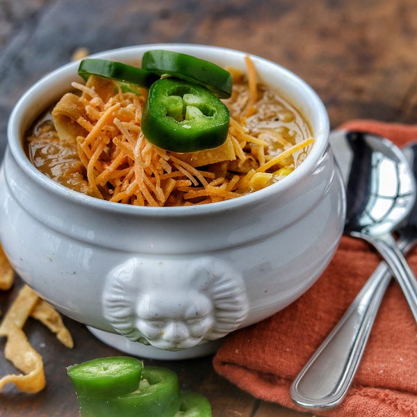 No bowl of chili is complete without a host of garnishes. Our cozy White Chicken Chili has a velvety texture with deep flavor 😋 from warm spices and fresh homemade ingredients!