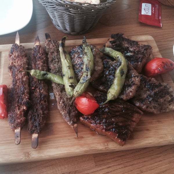 Das Foto wurde bei Köyüm Kasap &amp; Et Restaurant von Metin D. am 9/6/2015 aufgenommen
