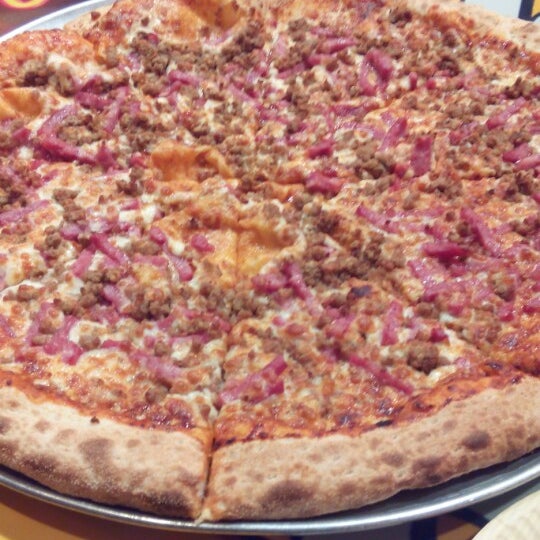 Foto diambil di New York Pizza oleh Daniela E. pada 10/24/2014