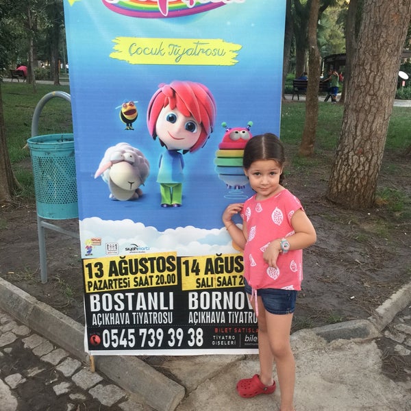 Das Foto wurde bei Bornova Ayfer Feray Açık Hava Tiyatrosu von Dilek G. am 8/14/2018 aufgenommen