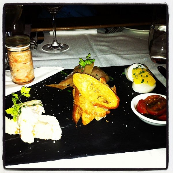 Foto diambil di Verses Restaurant oleh Naomie P. pada 7/15/2012