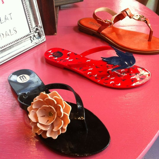 Foto diambil di AKIRA Downtown Footwear oleh Ellene O. pada 8/5/2012