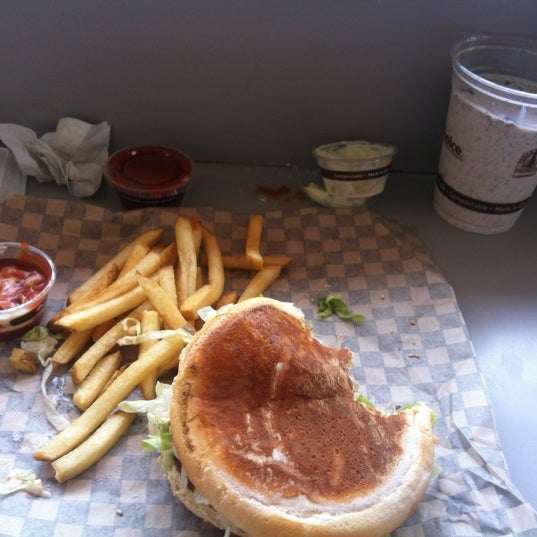 Foto tomada en Scooter&#39;s Burgers  por Michael M. el 4/3/2012