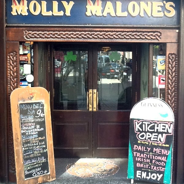 Este Irish Pub es famoso por sus múltiples pantallas para ver deportes y sus decenas de tipos de cervezas para beber... ¿pero sabías que tiene uno de los menús del día más ricos y baratos de Malasaña?