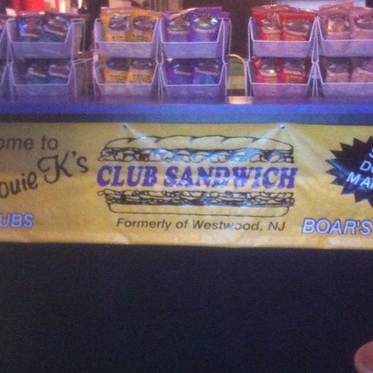 1/10/2012 tarihinde Louis K.ziyaretçi tarafından Louie K&#39;s Club Sandwich'de çekilen fotoğraf