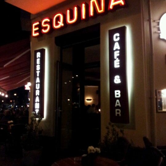 รูปภาพถ่ายที่ Cafe Esquina โดย Henrik S. เมื่อ 9/23/2011