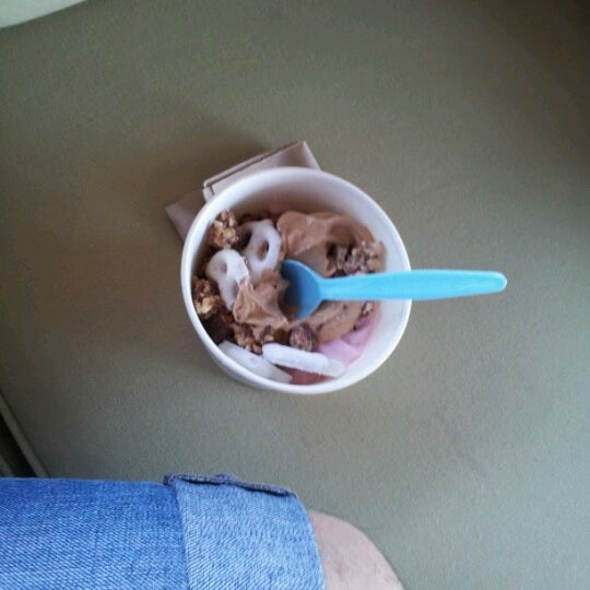 Foto scattata a Twirl Frozen Yogurt da George R. il 7/8/2012