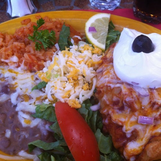Снимок сделан в El Rincon Restaurant Mexicano пользователем Sarah M. 4/18/2012