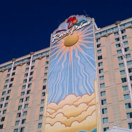 Foto diambil di River Palms Resort Hotel &amp; Casino oleh Mike B. pada 7/23/2011