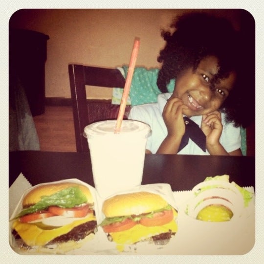 รูปภาพถ่ายที่ Milk Burger โดย June เมื่อ 9/6/2011