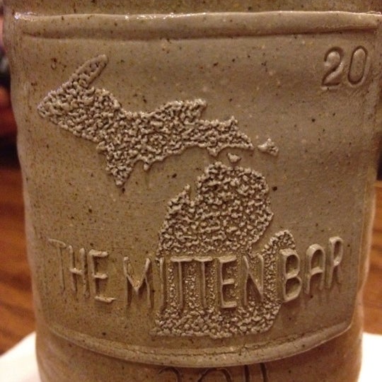 Foto tirada no(a) The Mitten Bar por Derek K. em 12/23/2011