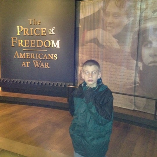 รูปภาพถ่ายที่ Price of Freedom - Americans at War Exhibit โดย David C. เมื่อ 2/19/2012