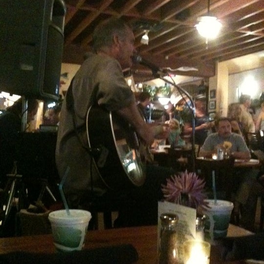 Das Foto wurde bei Mezza Restaurant &amp; Bar von Candace R. am 9/15/2011 aufgenommen