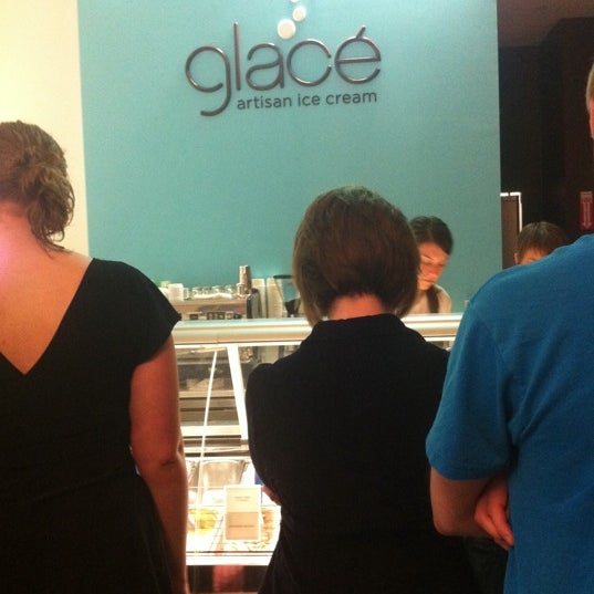 รูปภาพถ่ายที่ Glacé Artisan Ice Cream โดย Jeff M. เมื่อ 4/30/2011
