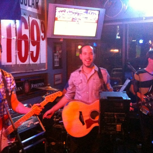 รูปภาพถ่ายที่ Tanner&#39;s Bar &amp; Grill โดย Brian S. เมื่อ 6/23/2012
