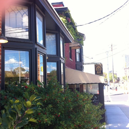 Photo prise au Phoebe&#39;s Restaurant and Coffee Lounge par Dave S. le8/21/2012