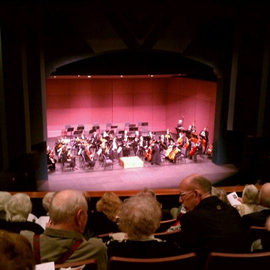 Das Foto wurde bei The Craterian Theater at The Collier Center for the Performing Arts von David C. am 1/30/2011 aufgenommen