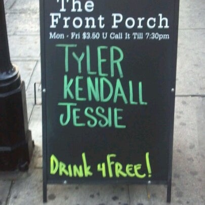 รูปภาพถ่ายที่ Front Porch โดย Kendall K. เมื่อ 7/6/2012