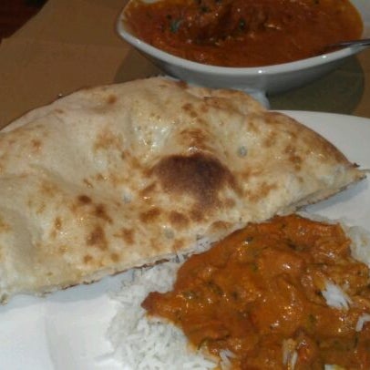 Foto tomada en Yuva India Indian Eatery  por Gem J. el 2/23/2012