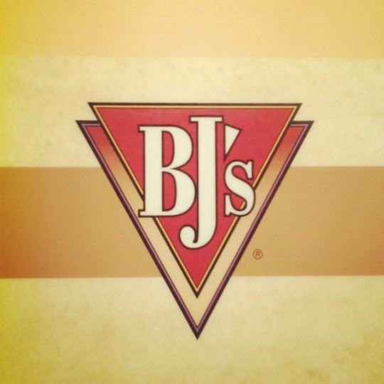 รูปภาพถ่ายที่ BJ&#39;s Restaurant &amp; Brewhouse โดย Mike B. เมื่อ 5/6/2012