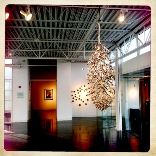 Foto tirada no(a) Elmhurst Art Museum por Josie K. em 1/11/2012