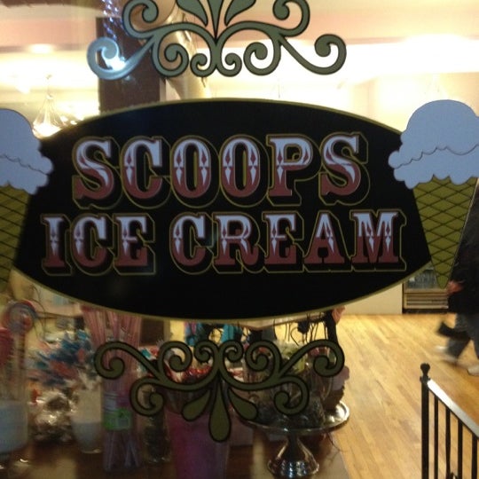 Photo prise au Scoops Ice Cream &amp; Candy par C B. le12/4/2011