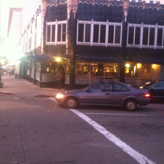 4/22/2012にRonald H.がFlora Restaurant &amp; Barで撮った写真