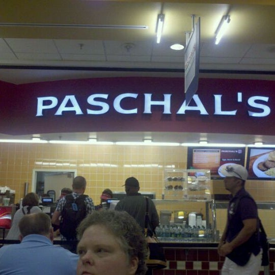 Foto scattata a Paschal&#39;s Southern Cuisine da William H. il 9/14/2011
