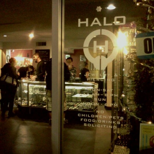 Foto tirada no(a) Halo Piercing &amp; Jewelry por Angela R. em 12/3/2011