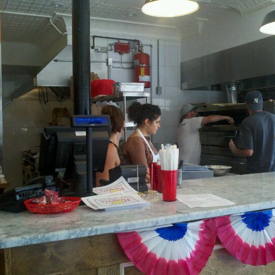 รูปภาพถ่ายที่ Rosco&#39;s Pizza โดย Lynn T. เมื่อ 7/4/2012