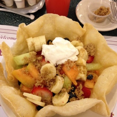 Foto scattata a Royalberry Waffle House &amp; Restaurant da Paul il 8/19/2012
