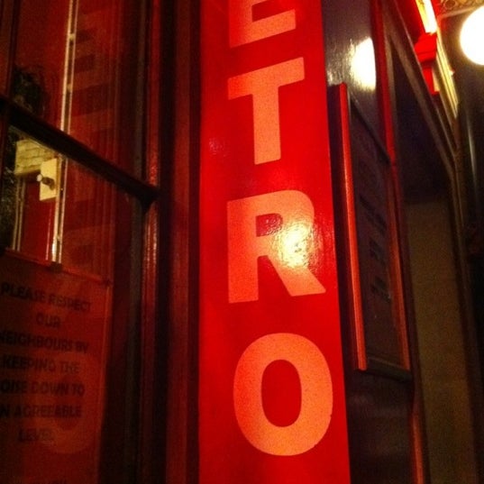 รูปภาพถ่ายที่ Retro Bar โดย Alejandro A. เมื่อ 11/11/2011