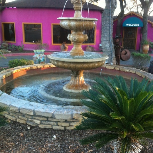 Foto scattata a Mesa Rosa Mexican Restaurant da Ben H. il 1/2/2012