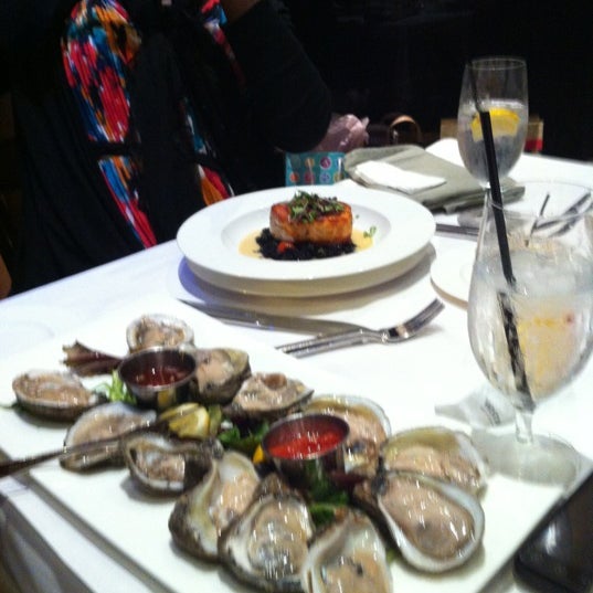 Foto diambil di Bleu Restaurant and Lounge oleh Nichole R. pada 4/22/2012