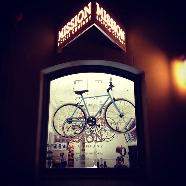 5/11/2012 tarihinde Gus D.ziyaretçi tarafından Mission Bicycle Company'de çekilen fotoğraf
