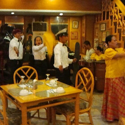 8/13/2012 tarihinde Ujin Y.ziyaretçi tarafından The Singing Cooks and Waiters Atbp'de çekilen fotoğraf