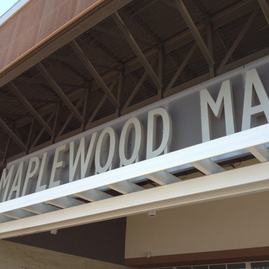Das Foto wurde bei Maplewood Mall von Dylan am 8/29/2012 aufgenommen