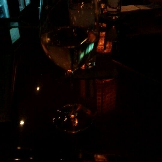 Foto scattata a Absolve Wine Lounge da Binti L. il 8/19/2011