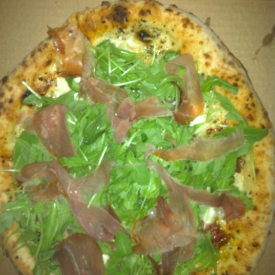 Foto tomada en Roscoe&#39;s Neapolitan Pizzeria  por Cole L. el 1/13/2012