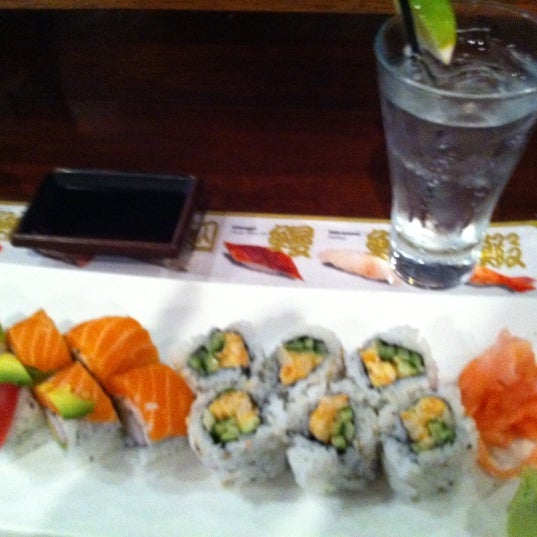 Das Foto wurde bei Sakura Japanese Steak, Seafood House &amp; Sushi Bar von J D. am 8/27/2011 aufgenommen