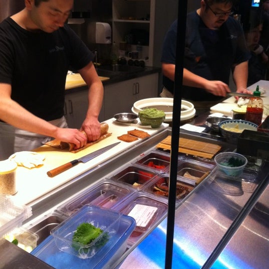 Foto diambil di Sushi Itoga oleh Vince K. pada 11/17/2011