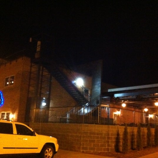 Das Foto wurde bei District Roof Top Bar and Grille von Latrice F. am 1/19/2012 aufgenommen