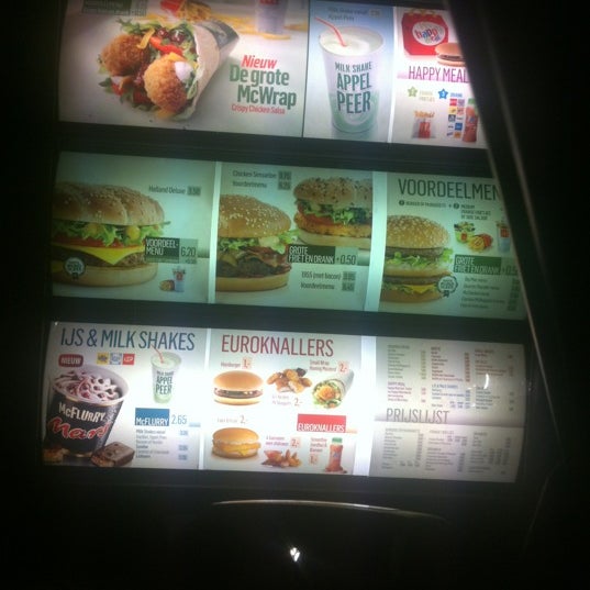 รูปภาพถ่ายที่ McDonald&#39;s โดย J G. เมื่อ 3/21/2012