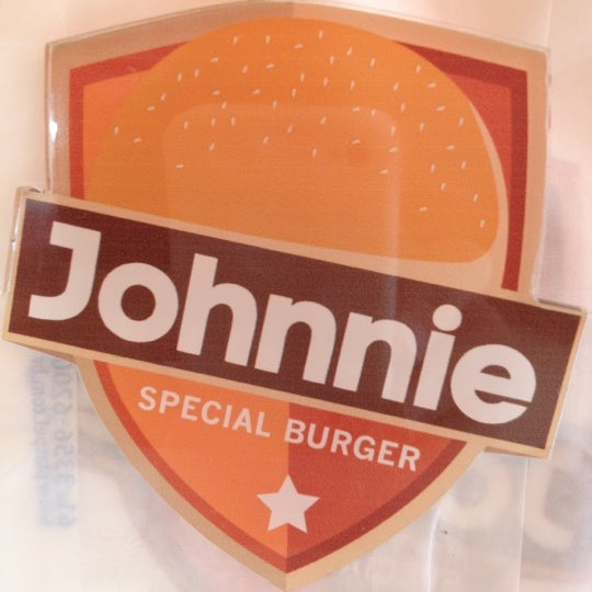 Foto diambil di Johnnie Special Burger oleh Moniquinha E. pada 4/26/2012