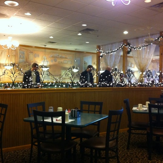 Foto scattata a Royalberry Waffle House &amp; Restaurant da Faisal S. il 12/24/2011