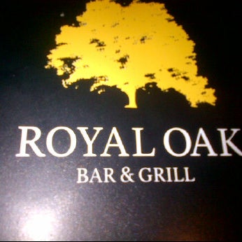 รูปภาพถ่ายที่ Royal Oak Bar and Grill โดย Sauviz S. เมื่อ 11/14/2011